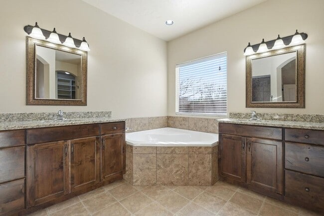 Building Photo - Beautiful Hobble Creek 4 Bed/2 Ba NEW FLOORS & PAINT