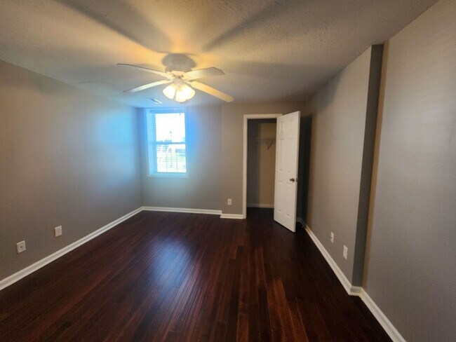 Building Photo - $2500 - 5 Bedrooms 3 Baths + Bonus Room