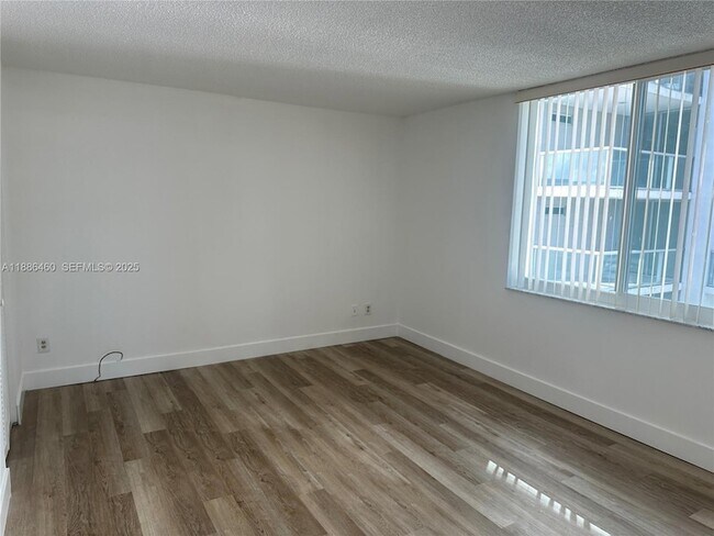 Building Photo - 9501 E Bay Harbor Dr