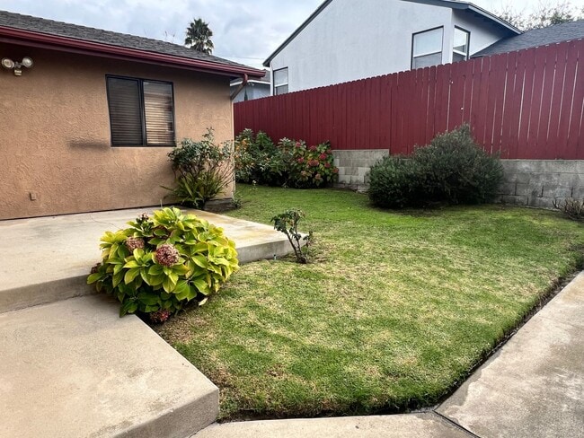 Building Photo - Grand Ave Barakat