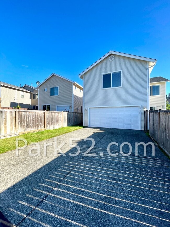 Building Photo - 3 Bedroom 3 Bathroom + Loft DuPont Home!
