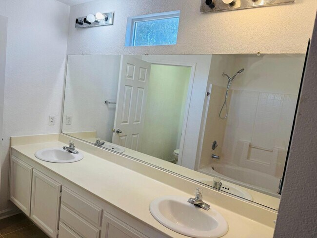 Building Photo - 565 Edenderry Dr