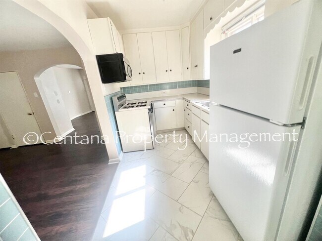Building Photo - Beautiful 1 bedroom in a duplex!
