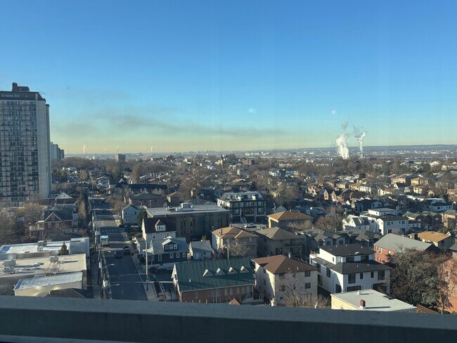 Building Photo - 2000 Linwood Ave