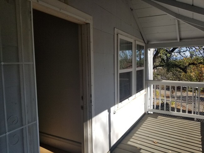 Building Photo - One-Bedroom Apartment in Shasta Lake