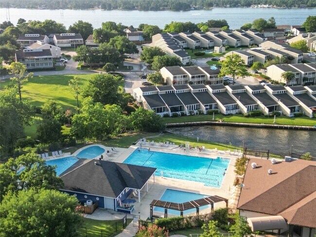 Building Photo - 3 April Point Dr S