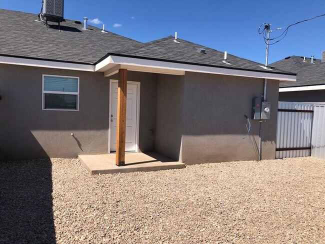 Building Photo - Spacious and updated, 2 bedroom 2 bathroom...