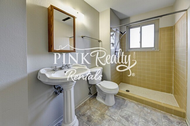 Building Photo - Nice 4 Bedroom Close to Peterson AFB and S...