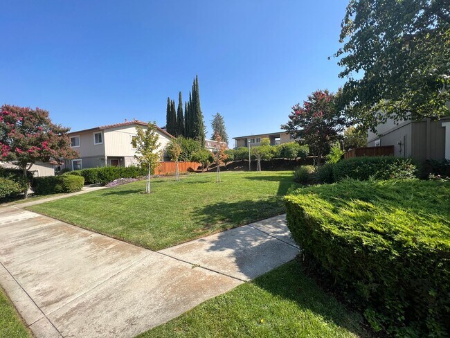 Building Photo - Stunning Pleasanton Vintage Terrace Townhouse! 2 bedrooms and 1.5 bathrooms! Sharp upgrades throu...