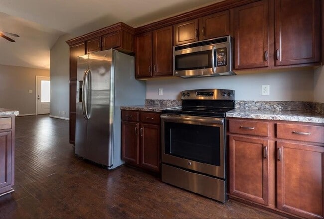 Building Photo - 3 Bedroom Dog Friendly Home For Rent!