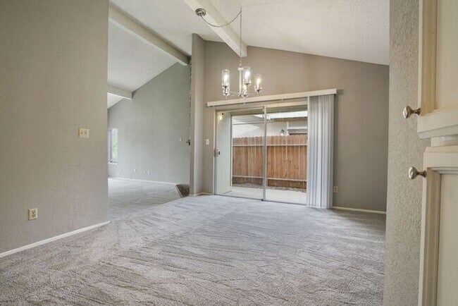 Building Photo - Beautiful duplex locate in Sacramento!