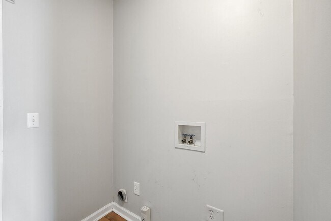 Building Photo - Centrally Located Home in Richmond Hill