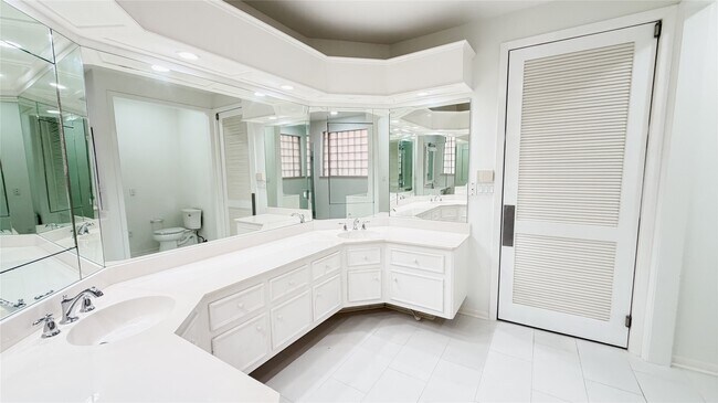 Building Photo - 4601 Country Club View