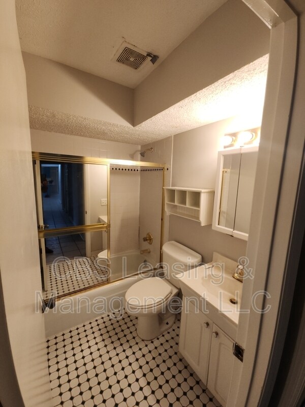 Building Photo - 5005 Hearthstone Dr