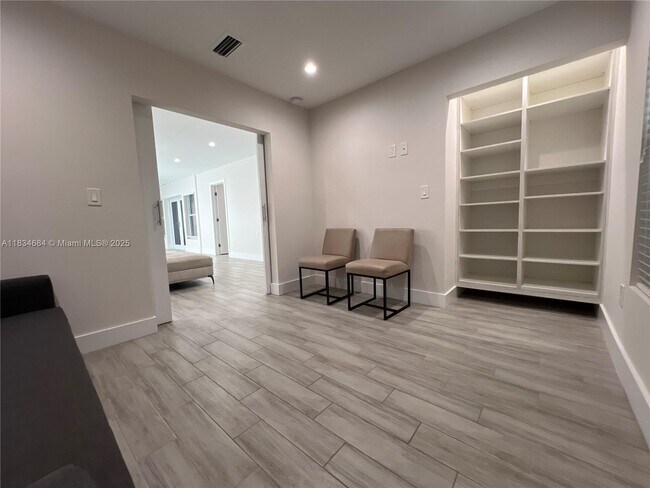 Building Photo - 1405 N 46th Ave