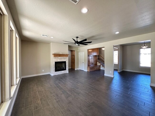 Building Photo - 2 story, 5-bedroom 3 bath home in Wyatt Acres