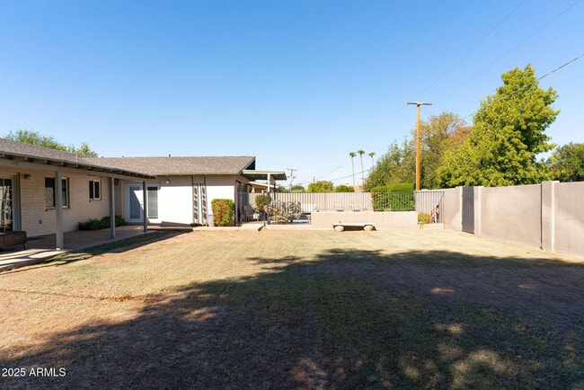 Building Photo - 332 E Geneva Dr