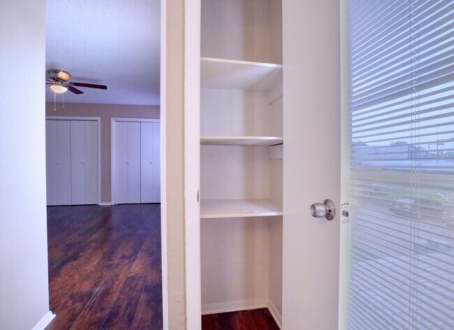 Building Photo - 413 Lakeway Dr