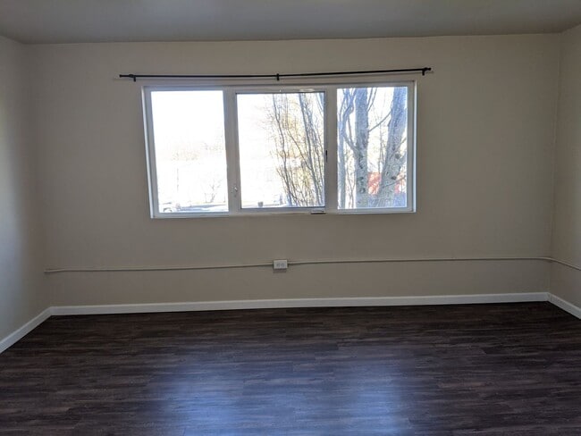 Building Photo - 1-Bedroom, 1-Bath Upstairs Apartment In Downtown Springfield!