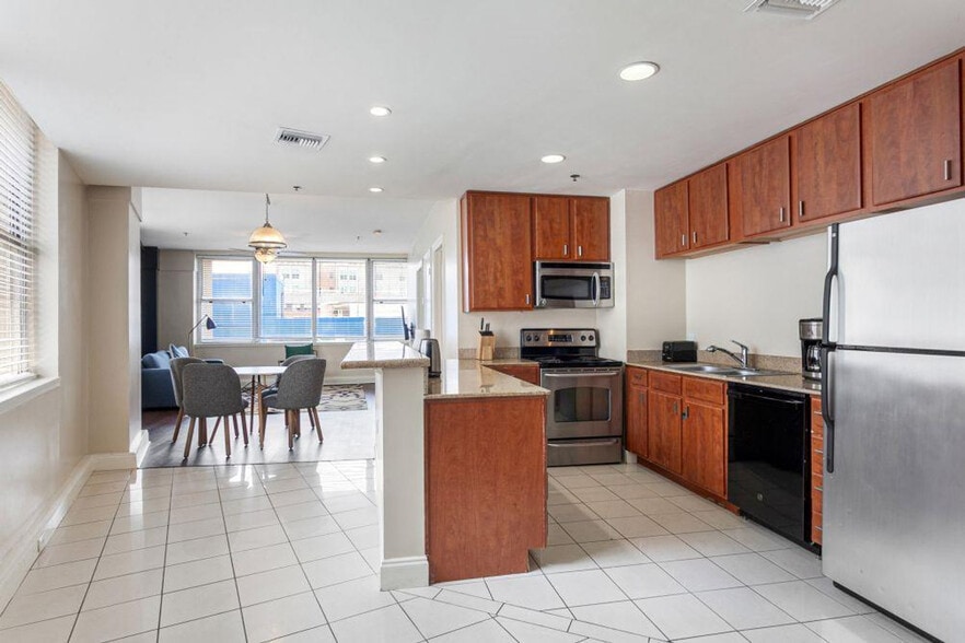 Building Photo - 925 Common St