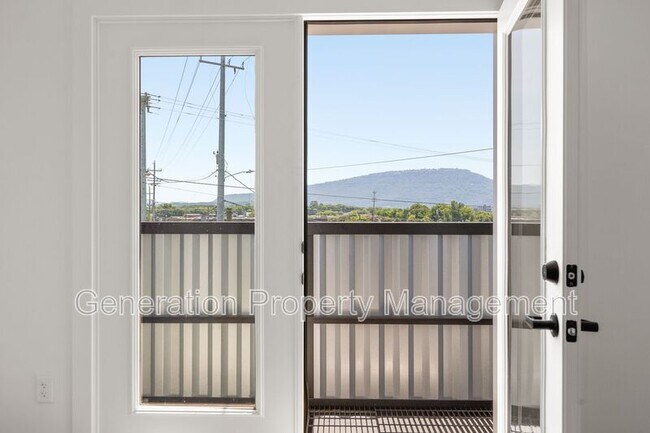 Building Photo - 901 E Main St