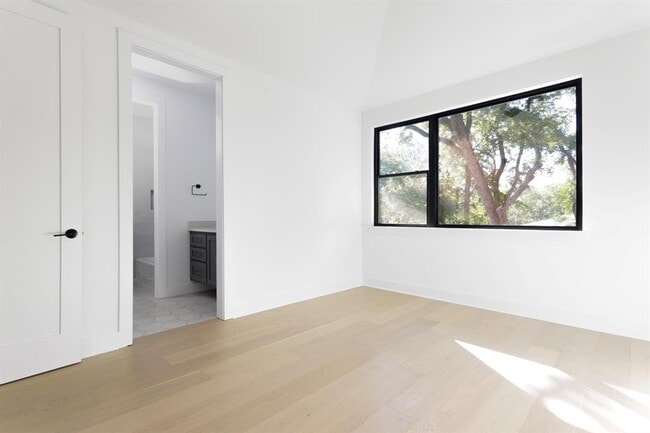 Building Photo - 3204 Westhill Dr