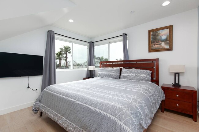 Building Photo - 825 Island Ct