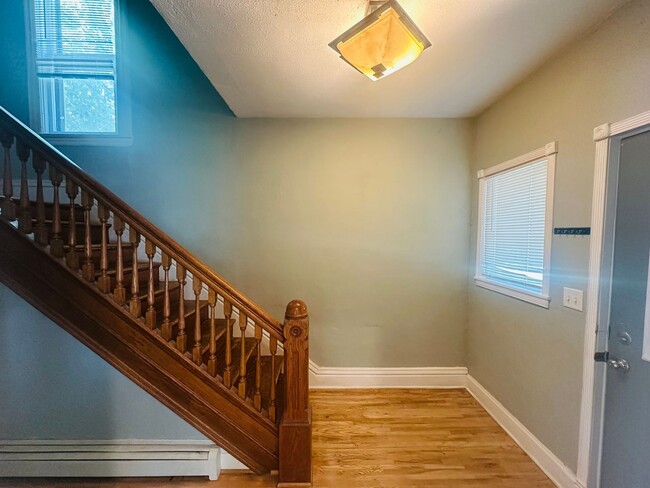 Building Photo - Charming 3 Bedroom Single Family Home Avai...