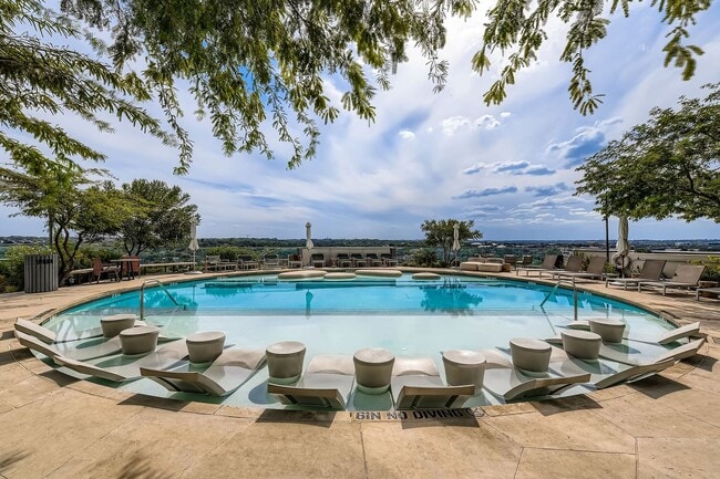 Building Photo - Gorgeous 30th Floor 2BD / 2BA Corner Sky R...