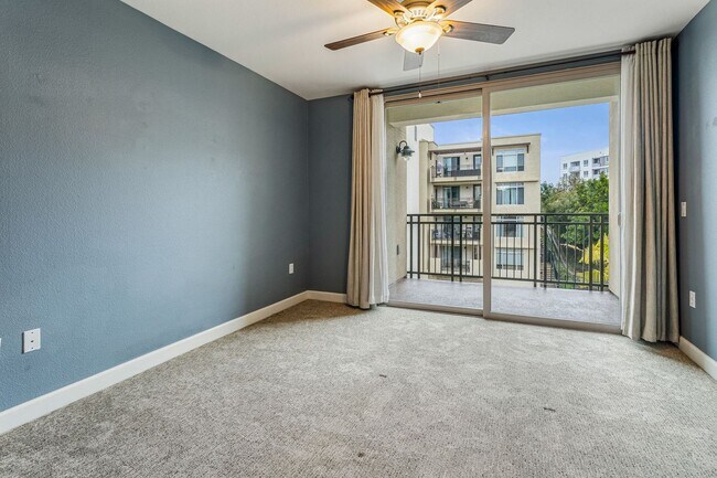 Building Photo - Beautiful & spacious 2 bedroom end unit condo in coastal Oceanside