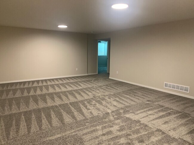 Building Photo - Beautiful 3 bedroom/3 bath daylight ranch townhome in SE Lincoln