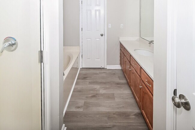 Building Photo - 5370 Russell Dr