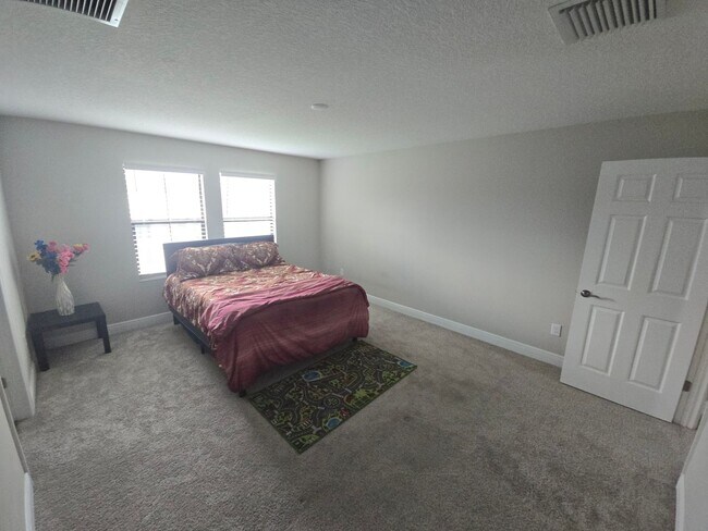 Building Photo - Gorgeous 5-Bedroom, 3-Bathroom in Riverview