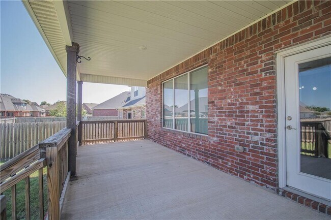 Building Photo - 4200 SW Hollyhock St