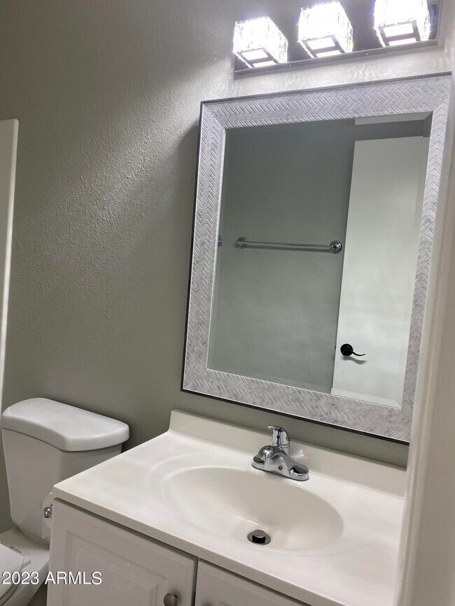 Building Photo - 6617 S Granada Dr