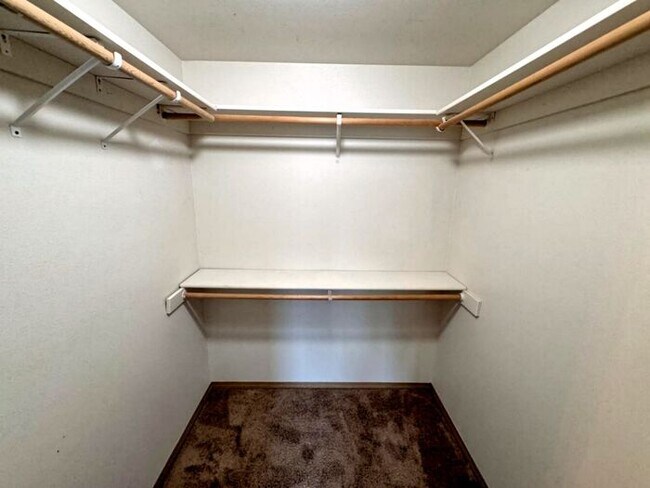 Building Photo - English Ridge 4 bedroom, 2.5 bath two stor...