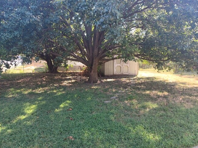 Building Photo - Spacious 3 bedroom / 1 bath home on South side