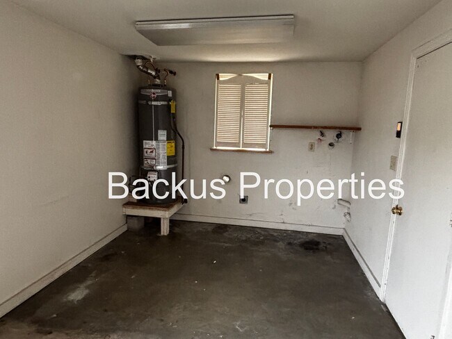 Building Photo - 15 E Acacia St