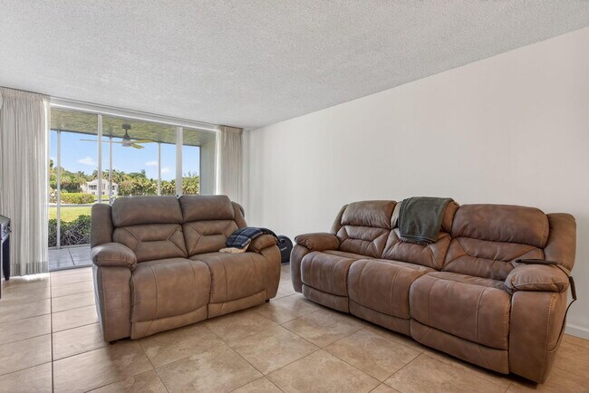 Building Photo - 3150 NE 48th Ct