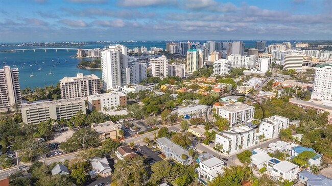 Building Photo - 635 S Orange Ave