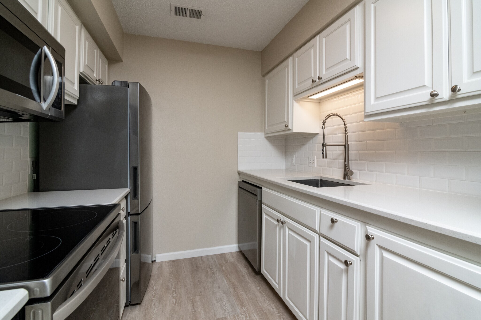 Kitchen - 500 E Riverside Dr