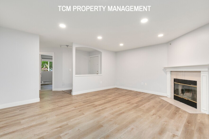 Building Photo - 18501 SE Newport Way