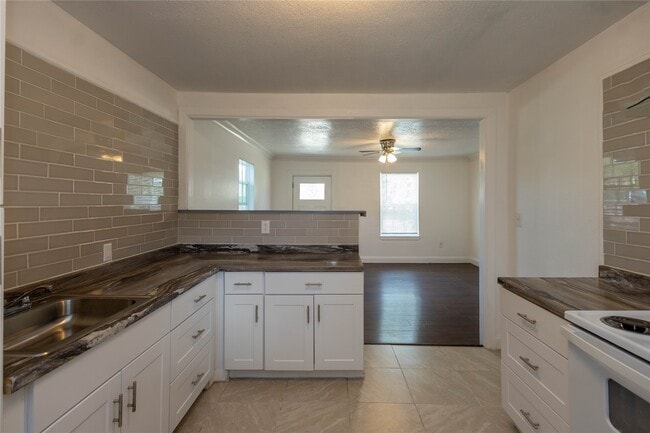 Building Photo - 2978 Goliad St