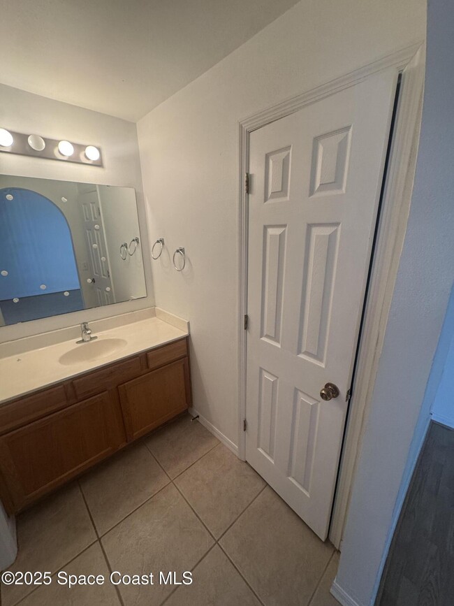 Building Photo - 2129 Redwood Cir