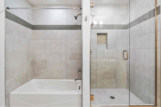 Building Photo - 2824 W Parkside Pl