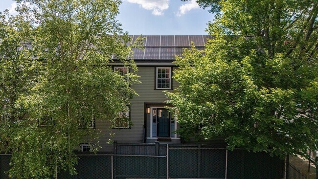 Building Photo - 66 Thorndike St