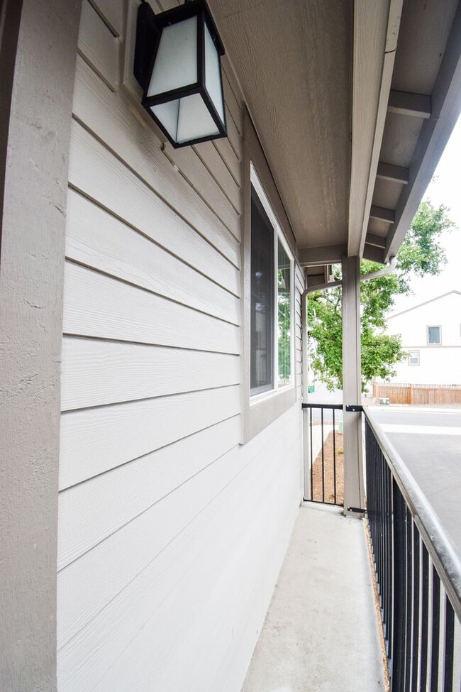 Building Photo - Beautiful 4 Bedroom 3.5 BA Home! Mother in Law Suite, Attached Garage & Top floor Bonus Room!