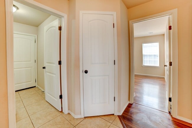 Building Photo - Tulsa Beauty Available Beginning of Januar...