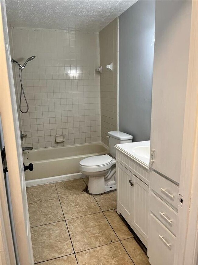 Building Photo - 2 BED 1 BATH READY TO RENT IN PLANT CITY!