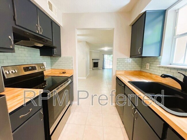 Building Photo - 2800 Jeanetta St